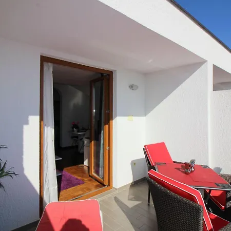 Charmante Dachgeschosswohnung Mit Meerblick Und Blick Auf Altstadt Von Porec