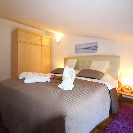 Charmante Dachgeschosswohnung Mit Meerblick Und Blick Auf Altstadt Von Apartmán Poreč