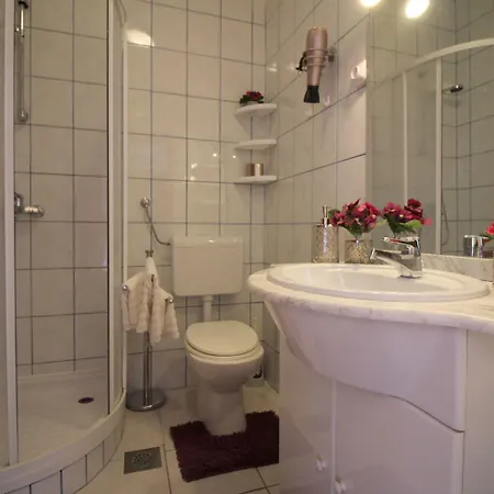 Charmante Dachgeschosswohnung Mit Meerblick Und Blick Auf Altstadt Von Poreč