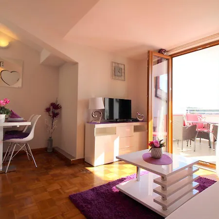 Charmante Dachgeschosswohnung Mit Meerblick Und Blick Auf Altstadt Von *